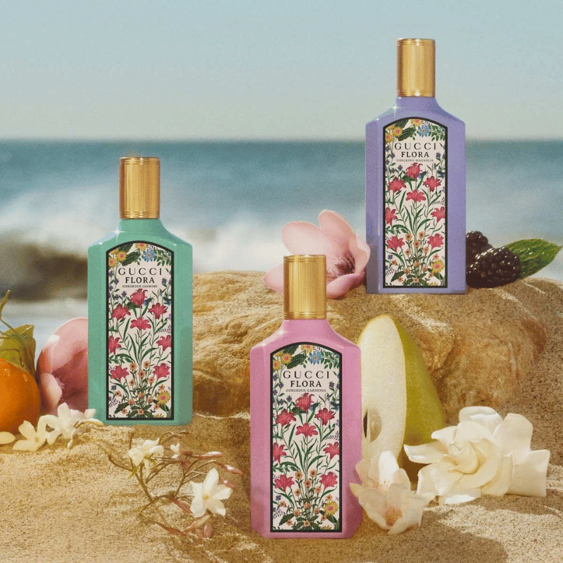  Flora Gorgeous Magnolia được phủ tông màu tím pastel, cùng với họa tiết mang tính biểu tượng của Gucci